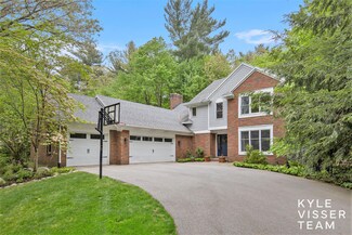 3223 Riverwoods Dr NE, Rockford, MI 49341