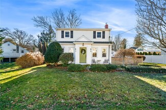 15 Dewey Ave, Tiverton, RI 02878