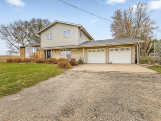 2110 E Angle Rd, Dakota, IL 61018