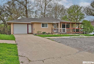 801 E Eldora Ave, Weeping Water, NE 68463