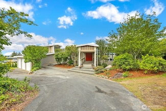 8840 NE 24th St, Clyde Hill, WA 98004