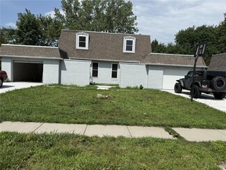 915 S Lindenwood Dr, Olathe, KS 66062