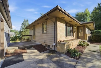 3907 73rd St, Urbandale, IA 50322