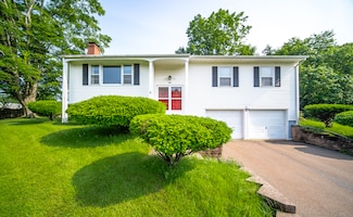 895 W Woods Rd, Hamden, CT 06518