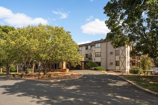 1304 W Medicine Lake Dr Unit 202, Plymouth, MN 55441