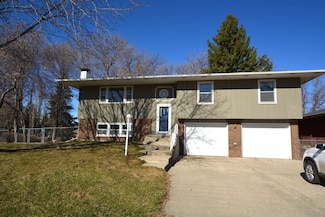 1808 12 1 2 St SW, Minot, ND 58701