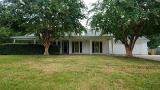 442 Oakview Cir, Smiths Station, GA 39877