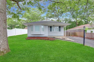 96 Biltmore Dr, Mastic Beach, NY 11951