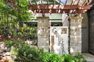 5430 California Ave SW Unit 2C, Seattle, WA 98136
