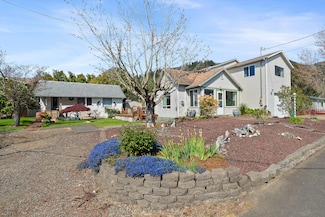 107 4th St, Garibaldi, OR 97118