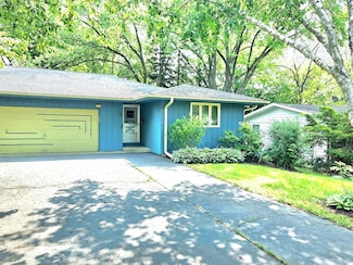 95 Pine Ct, Crystal Lake, IL 60014
