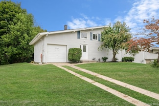 40 Gettysburg Dr, Holbrook, NY 11741