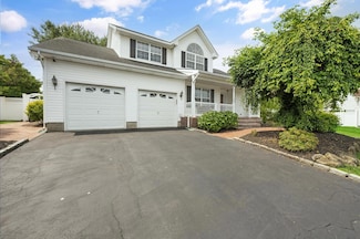 8 Tecumseh Ct, ComMacK, NY 11725