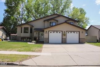 3219 Devon Dr, Bismarck, ND 58504
