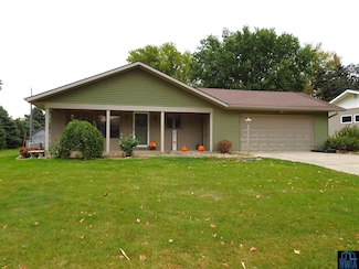 1010 Brown St, Hull, IA 51239