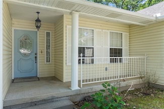 4 Hillcrest Dr, Eureka Springs, AR 72631