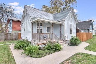704 S Church St, Rockport, TX 78382