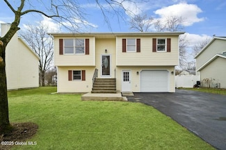 3 Cartwheel Dr, Schenectady, NY 12302