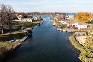 69050 Island Dr, Edwardsburg, MI 49112