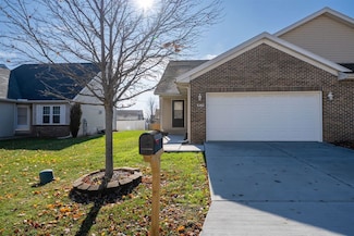 2702 Westbrook Dr, Bloomington, IL 61705