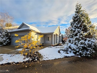 1061 Wycliff Ln, Akron, OH 44313