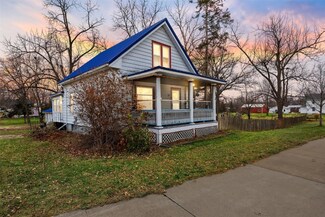 45 W Main St, Robins, IA 52328