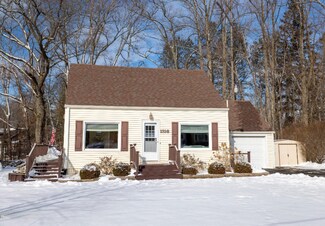1316 W Detroit St, New Buffalo, MI 49117