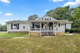2451 W Rolling Hills Ct, Palmyra, IN 47164