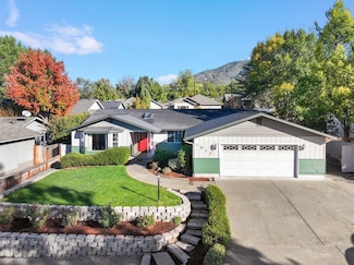 1032 NE Pepperwood Dr, Grants Pass, OR 97526
