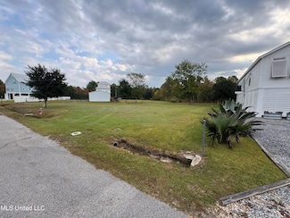 300 Market St, Waveland, MS 39576