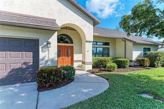 5215 Canterbury Dr, Sarasota, FL 34243