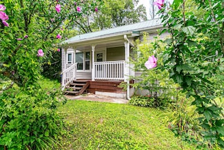 27 Curlee St, Brevard, NC 28712