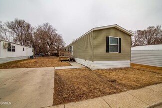 114 W Coyote St, Mandan, ND 58554
