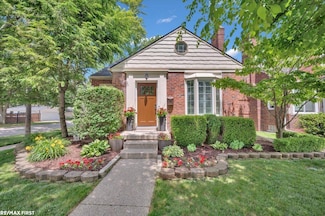 2080 Beaufait Dr, Grosse Pointe Woods, MI 48236