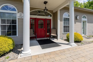 26 Lantern Ln, Kingston, NH 03848