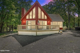 215 Broadmoor Dr, Hawley, PA 18428