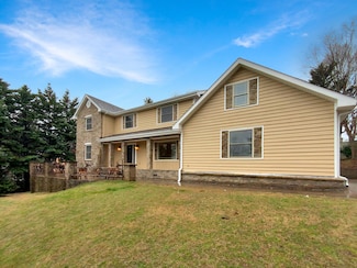 1917 Crystal Lake Ln, Hixson, TN 37343