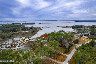 113 Queen Annes Ln, Beaufort, NC 28516