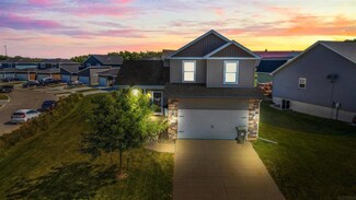 1514 Hummingbird Cir, Waterloo, IA 50702
