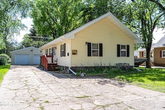 2101 10th Ave N, Grand Forks, ND 58203