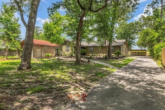10650 Forest Creek Dr, Willis, TX 77318