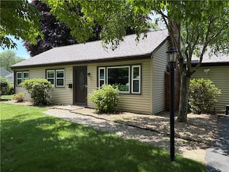 7 Hemlock Dr, Barrington, RI 02806