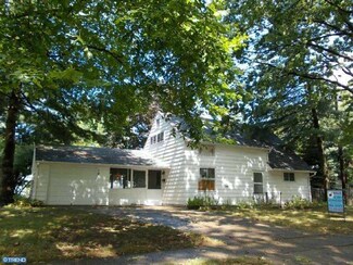 3 Elves Ln, Levittown, PA 19054