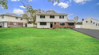 15 Bristol Ln, Kings Park, NY 11754