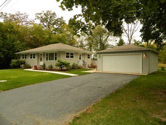 32 N Circle Ave, Port Barrington, IL 60010
