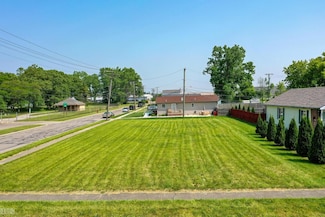 10 Oakdale St, Roseville, MI 48066