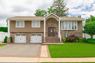 11 Larch Ln, Massapequa Park, NY 11762