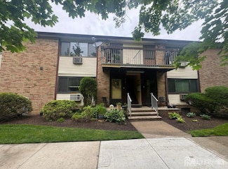 320 Cricket Ln, Woodbridge, NJ 07095