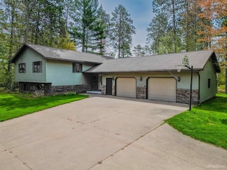 272 Timber Ln, Marquette, MI 49855
