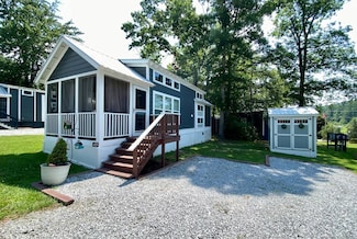 49 Empire Ln, Flat Rock, NC 28731